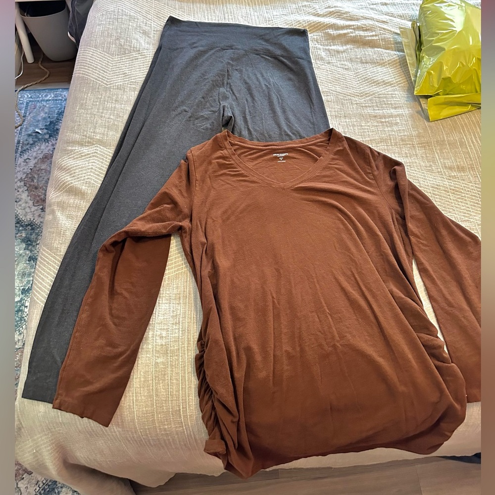 Old navy Maternity bundle large leggings and xl top
